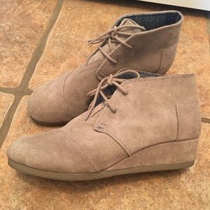 Toms booties size Y5